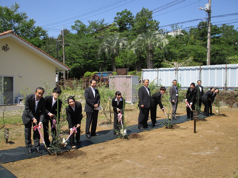 新入社員記念植樹式を行いました