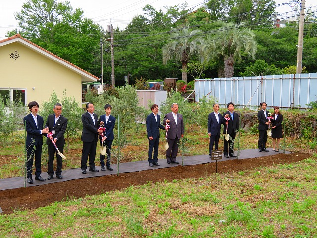 新入社員記念植樹式を行いました