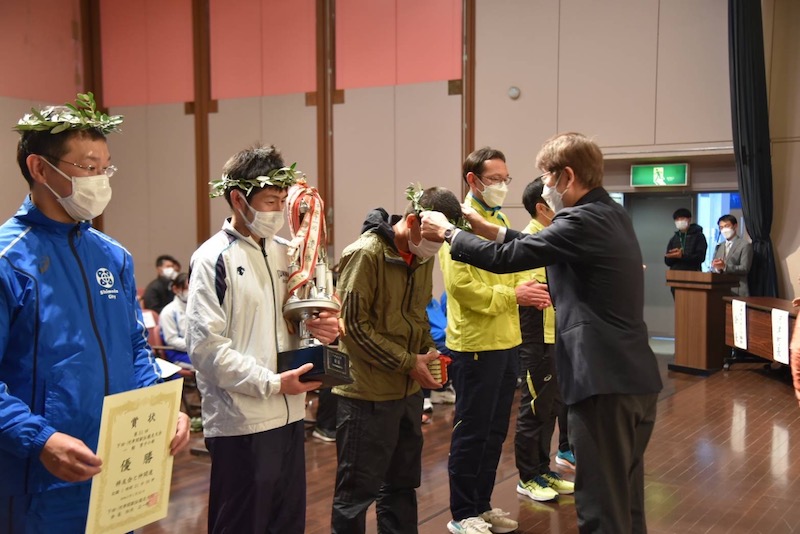 『下田・河津間駅伝』オリーブ冠の贈呈